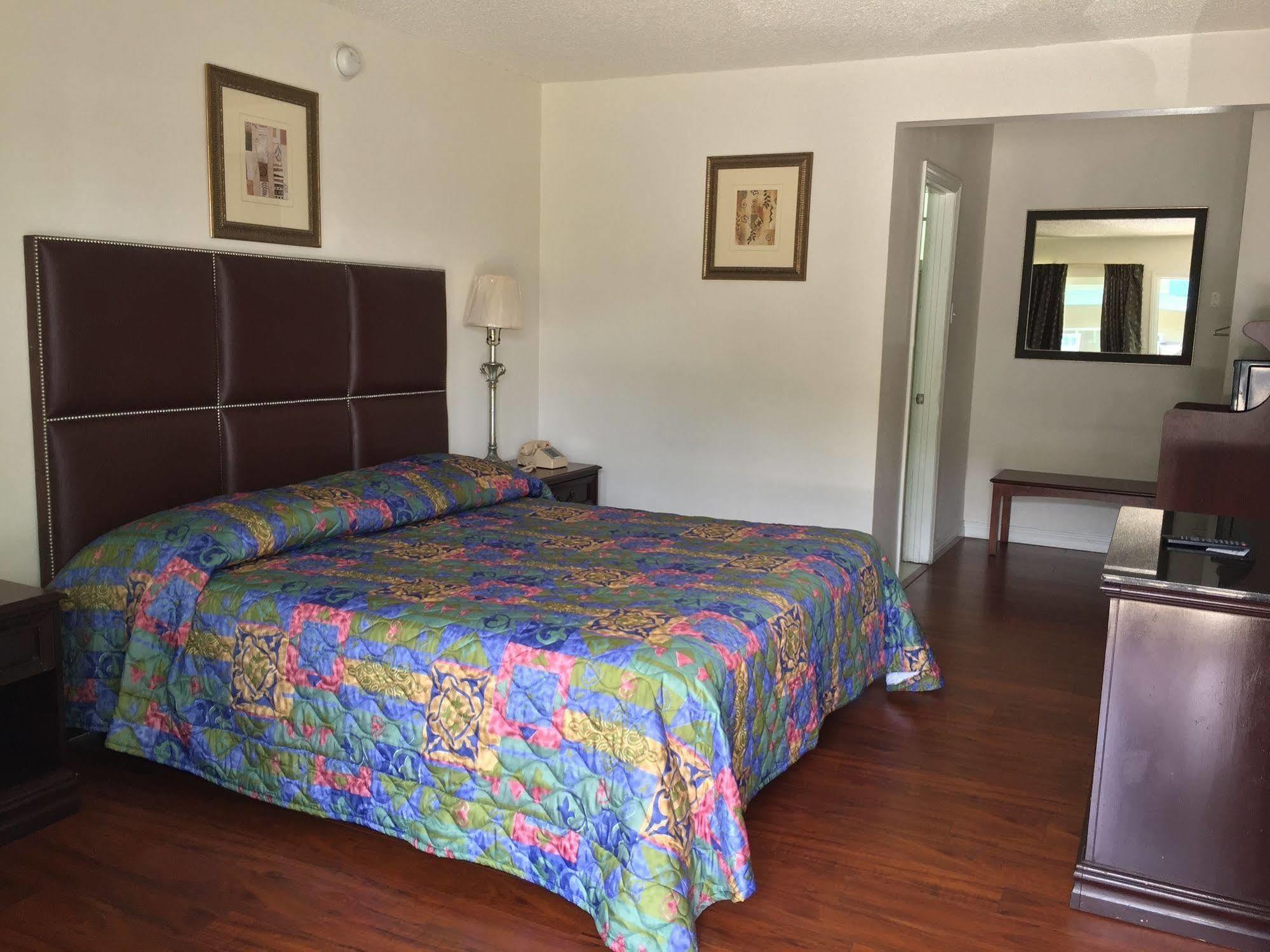 Travel Motel *